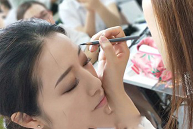 学美甲到哪里